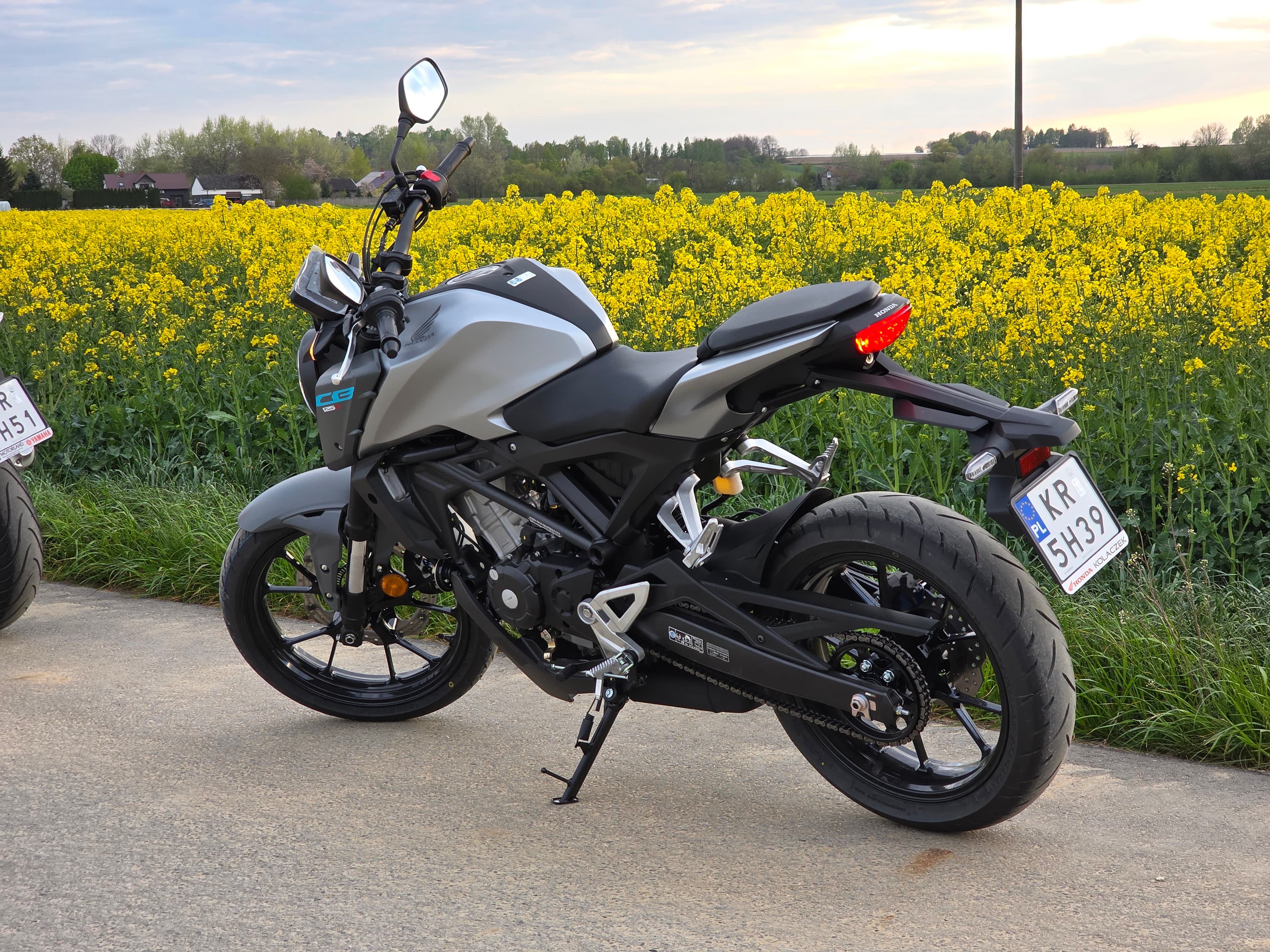 Honda CB125R 2026 — wypożyczalnia motocykli Kraków — zdjęcie 3